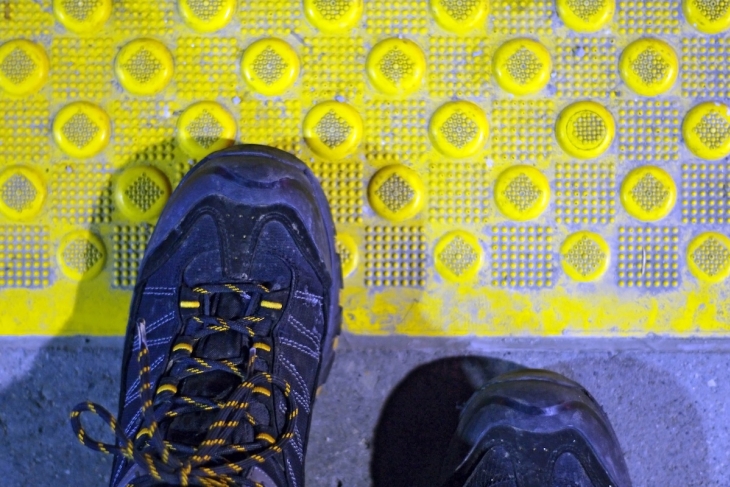 زمین پر جوتے